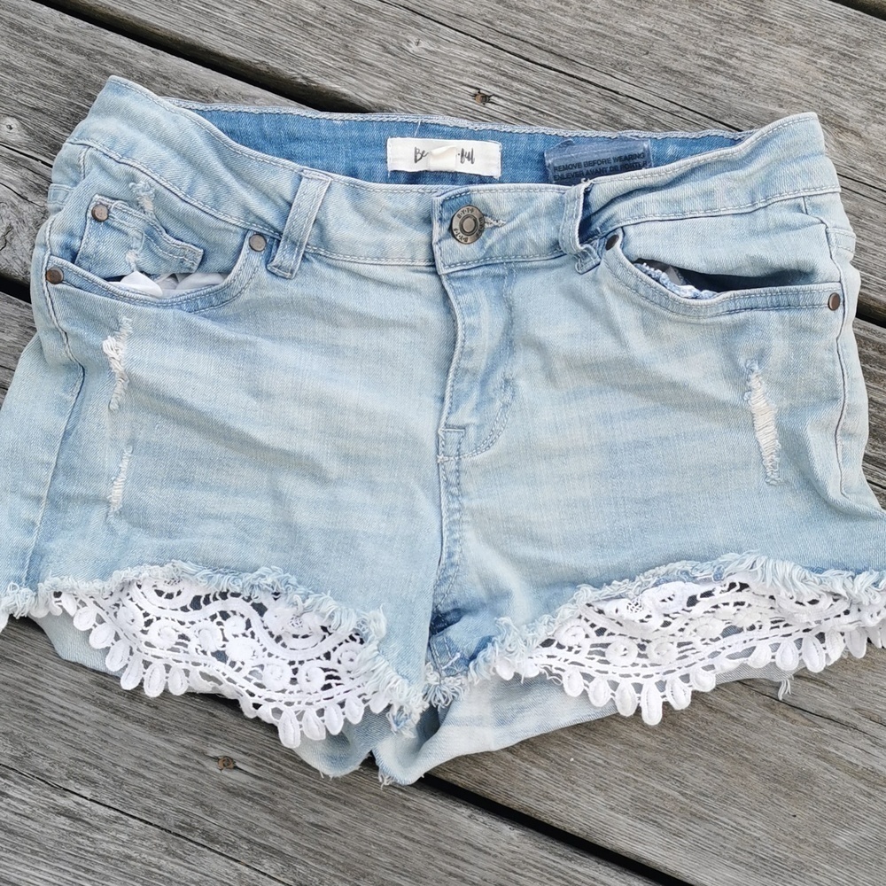 Be-you-ti-ful women's raw hem distressed bohochic jean shorts. Size 28